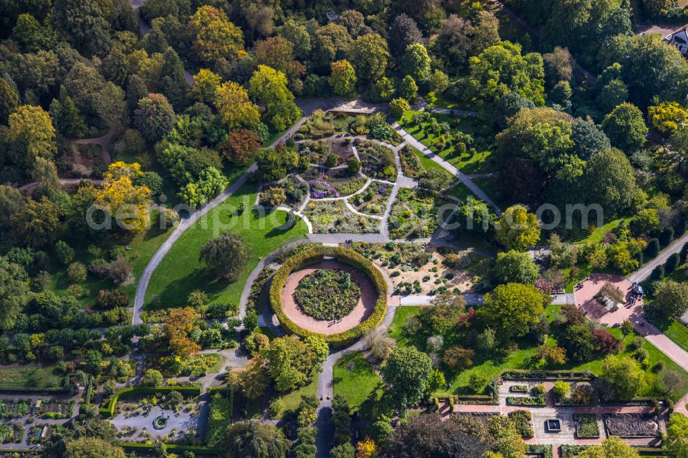 Aerial photograph Essen - Roundabout in the park of the Grugapark Essen with a bronze sculpture Javelin thrower by Erich Seger on Luehrmannstrasse in the Ruettenscheid part of Essen in the state North Rhine-Westphalia, Germany