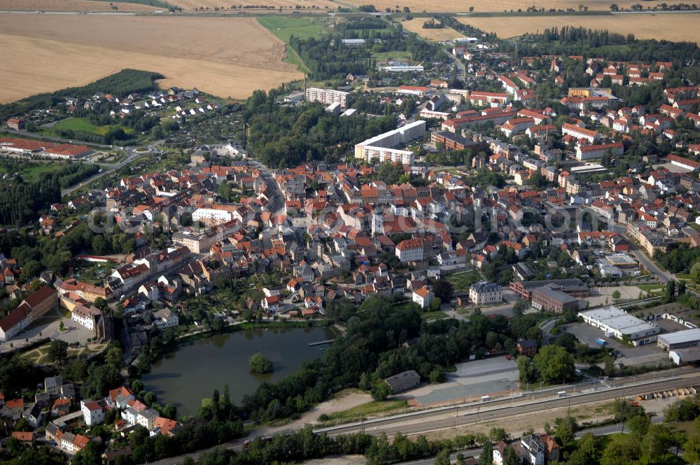 Ronneburg from above - Ronneburg mit Wohn-, Gebäudekomplexe, Marienkirche, Bahngleise und den Stadtteich.