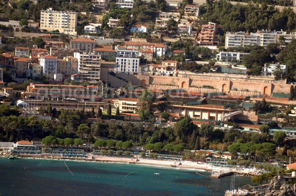 Roquebrune-Cap-Martin from above - Blick auf Roquebrune-Cap-Martin mit Tennisplätzen Roquebrune-Cap-Martin ist eine französische Gemeinde, die zwischen Monaco und Menton an der Côte d’Azur liegt. Auf den Tennisplätzen findet das alljährliche Tennisturnier Monte Carlo Masters statt. Das Traditionsturnier wurde erstmals 1897 veranstaltet und 1969 mit dem Beginn der Open Era auch für Profis geöffnet. Rekordsieger der Veranstaltung ist mit vier Siegen seit Beginn der Open Era Rafael Nadal. Er ist gleichzeitig auch der amtierende Titelträger.