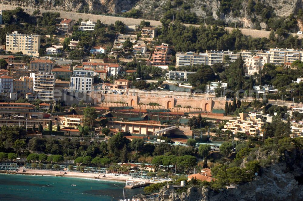 Roquebrune-Cap-Martin from the bird's eye view: Blick auf Roquebrune-Cap-Martin mit Tennisplätzen Roquebrune-Cap-Martin ist eine französische Gemeinde, die zwischen Monaco und Menton an der Côte d’Azur liegt. Auf den Tennisplätzen findet das alljährliche Tennisturnier Monte Carlo Masters statt. Das Traditionsturnier wurde erstmals 1897 veranstaltet und 1969 mit dem Beginn der Open Era auch für Profis geöffnet. Rekordsieger der Veranstaltung ist mit vier Siegen seit Beginn der Open Era Rafael Nadal. Er ist gleichzeitig auch der amtierende Titelträger.