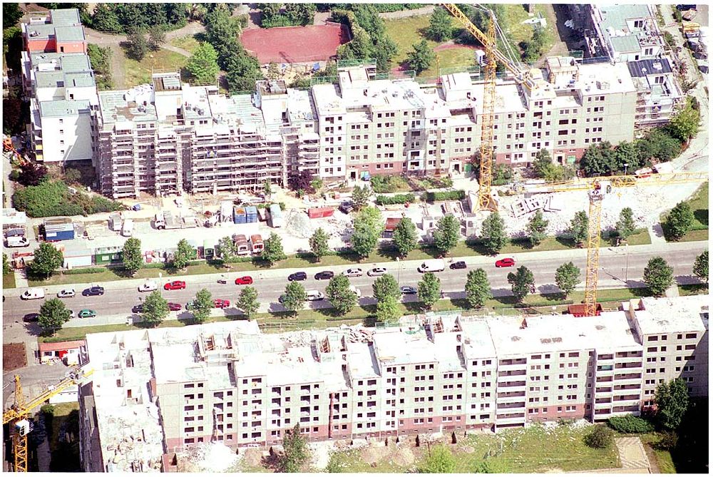 Berlin-Marzahn from above - Blick auf Abrißbaustellen in der Wohnsiedlung Havemannstraße - Rosenbecker Straße / Eichhorster Straße in Berlin-Marzahn / Ahrensfelde. Ein Projekt der DEGEWO / WBG Marzahn. Baufirmen: