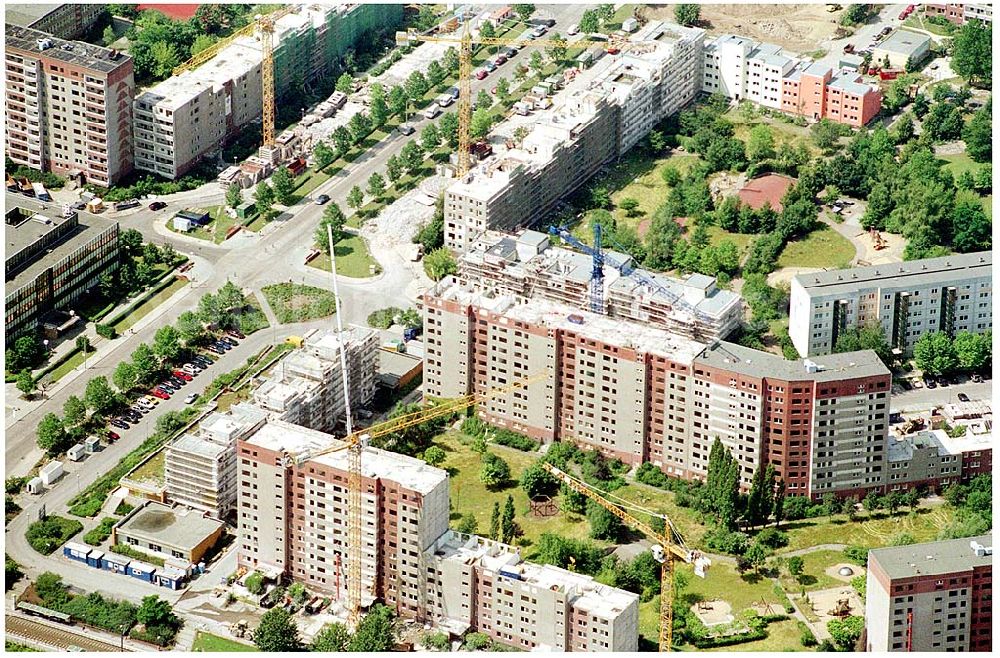 Berlin-Marzahn from above - Blick auf Abrißbaustellen in der Wohnsiedlung Havemannstraße - Rosenbecker Straße / Eichhorster Straße in Berlin-Marzahn / Ahrensfelde. Ein Projekt der DEGEWO / WBG Marzahn. Baufirmen: