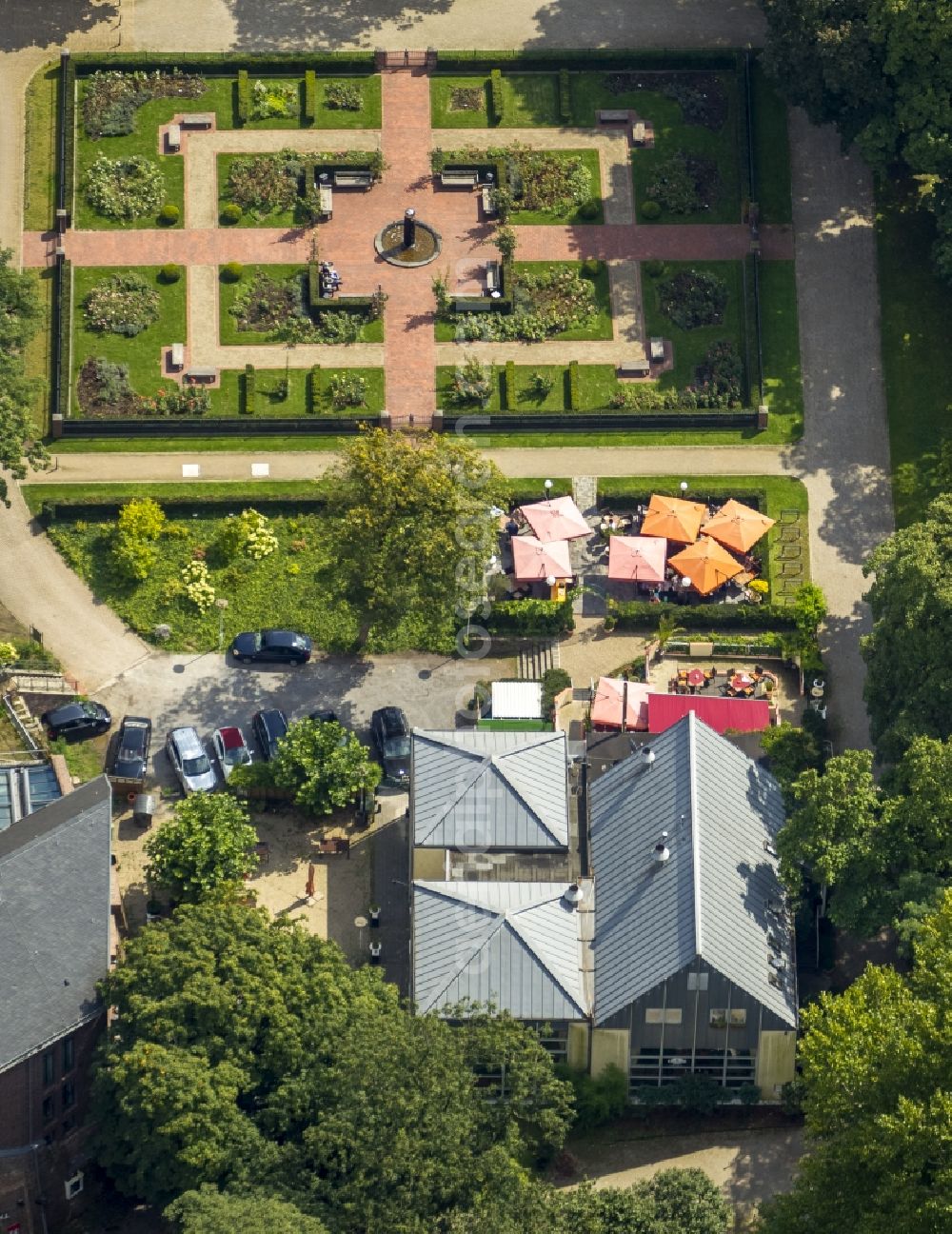 Aerial image Moers - The castle Moers, a museum and theatre, at the street Kastellstraße in Moers in North Rhine-Westphalia