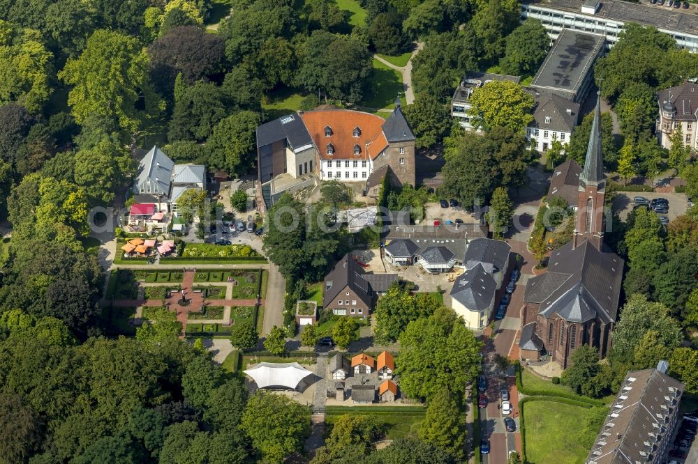 Aerial photograph Moers - The castle Moers, a museum and theatre, at the street Kastellstraße in Moers in North Rhine-Westphalia