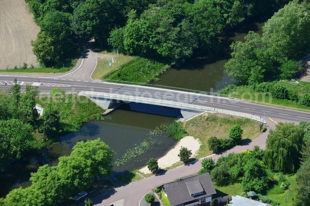 Roßdorf from the bird's eye view: The Rossdorf bridge over the Rossdorf Old Canal in the state Saxony-Anhalt