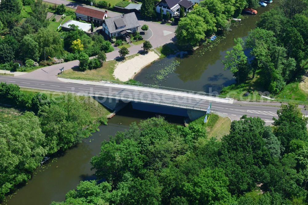 Roßdorf from the bird's eye view: The Rossdorf bridge over the Rossdorf Old Canal in the state Saxony-Anhalt