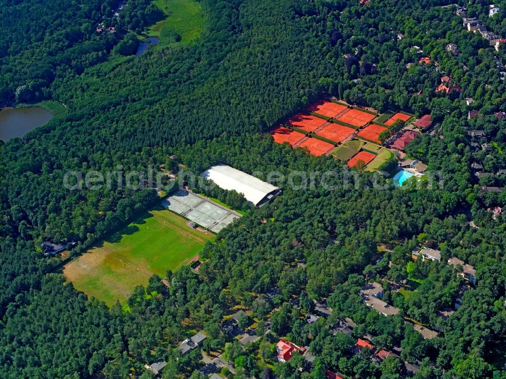 Berlin from the bird's eye view: Tennis court sports fields of Tennis-Club 1899 e.V. Blau-Weiss in the district Grunewald in Berlin, Germany