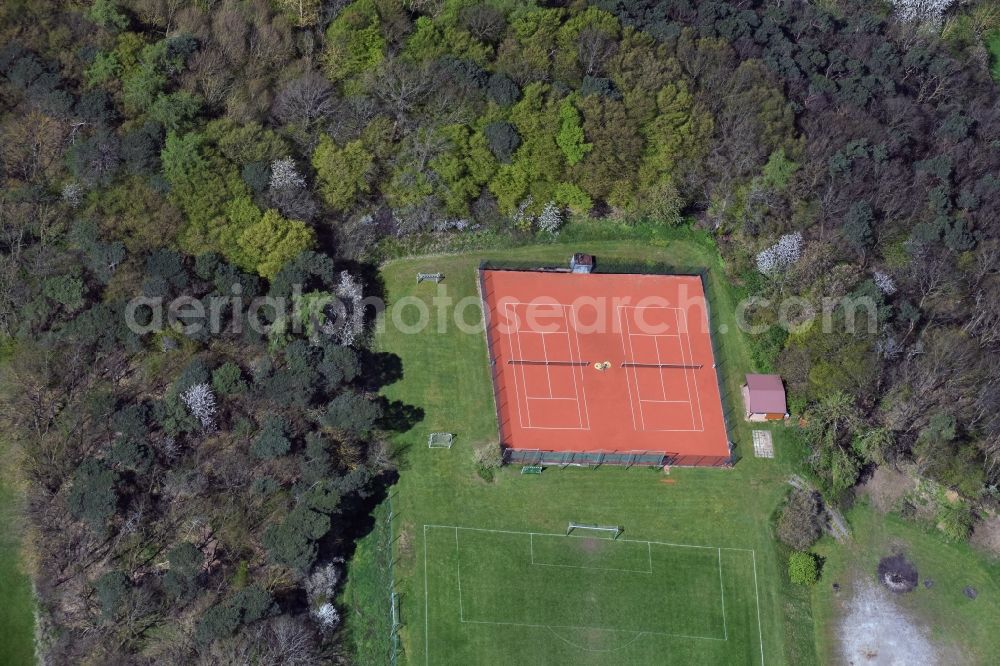 Dornholzhausen from above - Tennis court sports field in Dornholzhausen in the state Hesse