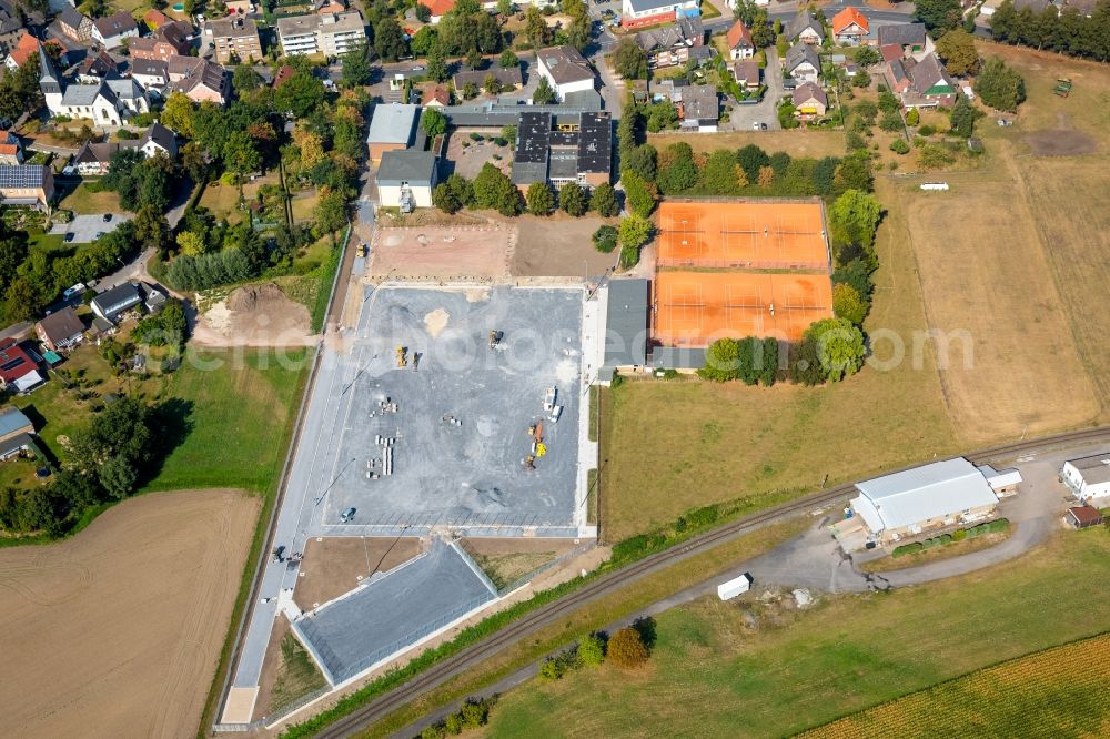 Hamm from above - Tennis court sports field of the VfL Mark 1928 e.V. beside the construction side for a new sports field in Hamm in the state North Rhine-Westphalia