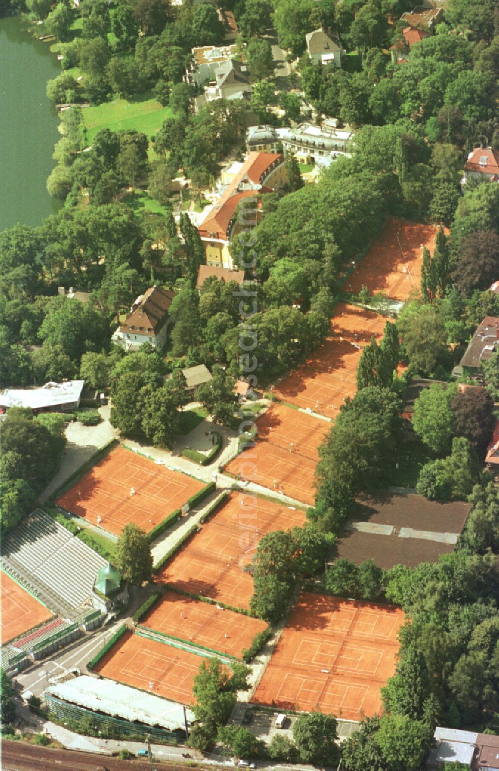 Berlin from above - Tennis court sports field of Lawn-Tennis-Turnier-Club Rot-Weiss e.V. on street Gottfried-von-Cramm-Weg in the district Grunewald in Berlin, Germany