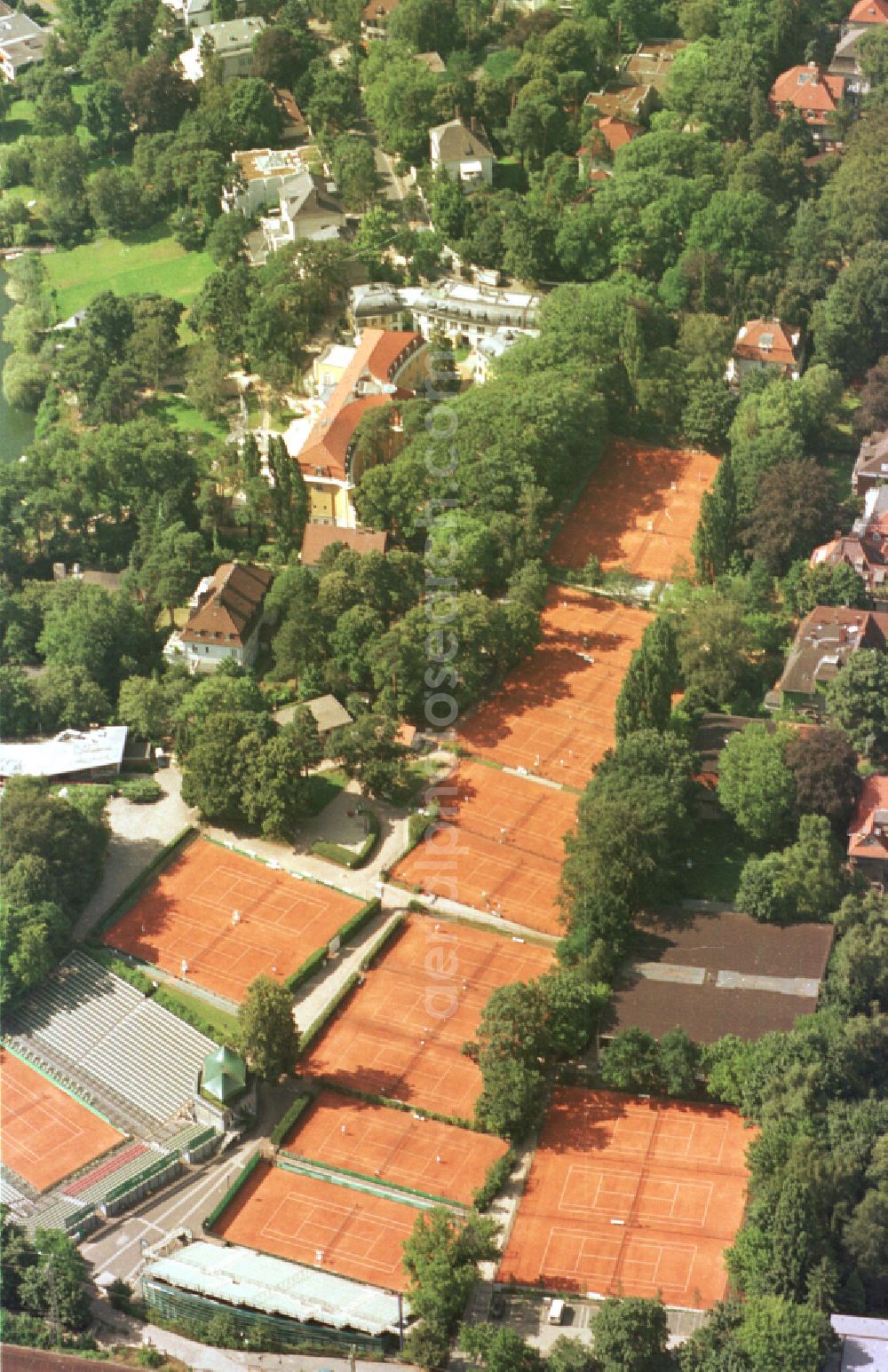 Berlin from the bird's eye view: Tennis court sports field of Lawn-Tennis-Turnier-Club Rot-Weiss e.V. on street Gottfried-von-Cramm-Weg in the district Grunewald in Berlin, Germany