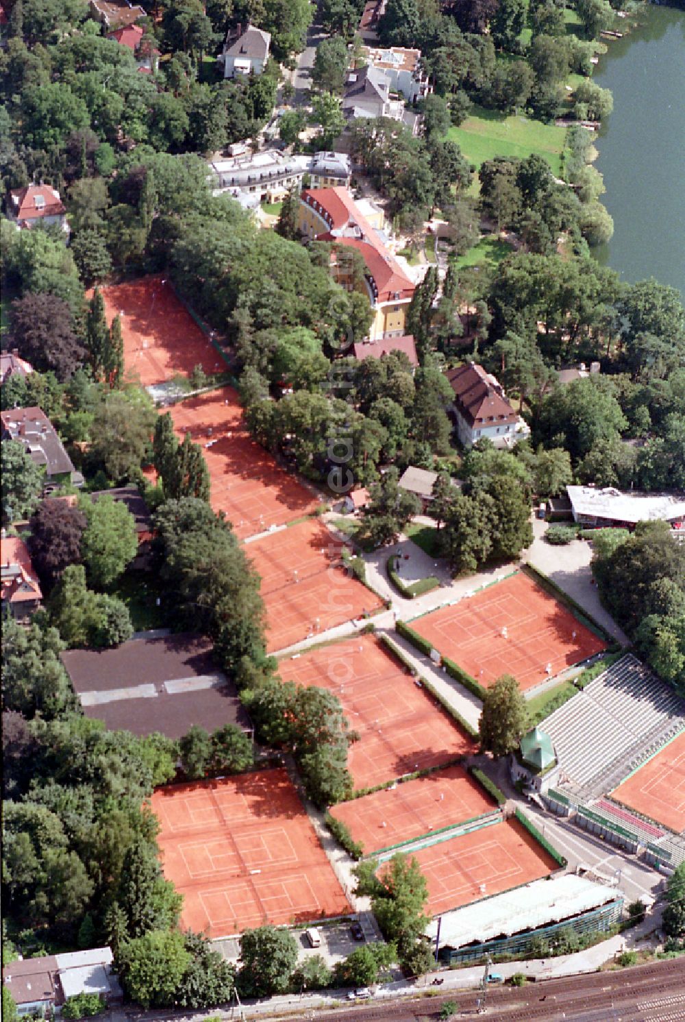 Berlin from above - Tennis court sports field of Lawn-Tennis-Turnier-Club Rot-Weiss e.V. on street Gottfried-von-Cramm-Weg in the district Grunewald in Berlin, Germany