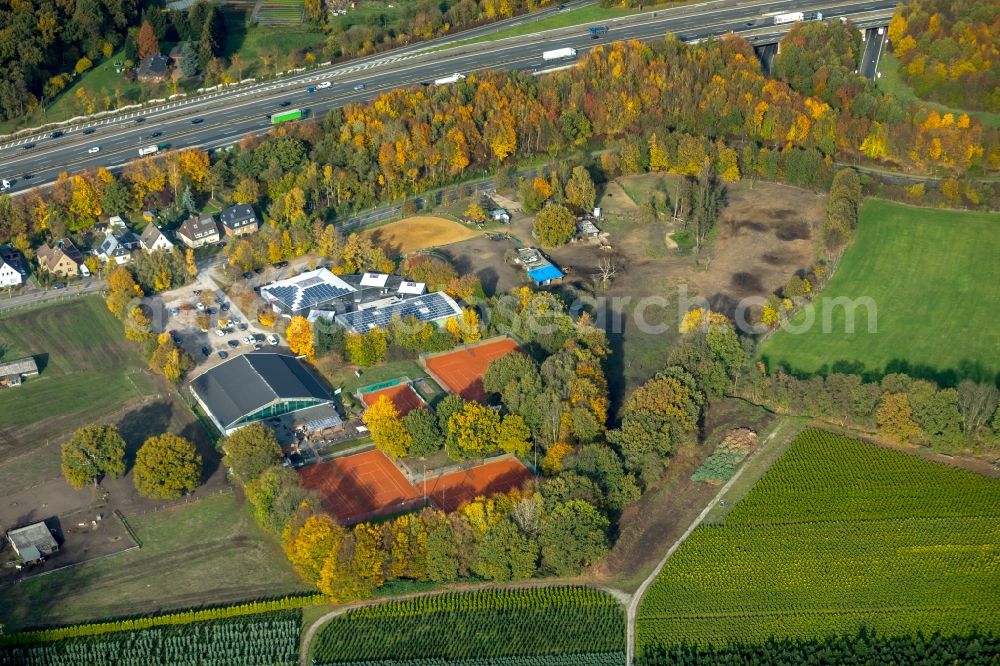 Bottrop from the bird's eye view: Tennis court sports field of TC Sportfreunde Eigen-Stadtwald e.V. in Bottrop in the state North Rhine-Westphalia, Germany