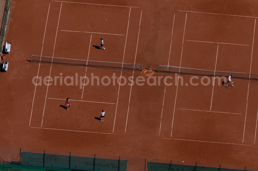 München from the bird's eye view: Tennis court sports field of Tennisclub Gruen-Weiss Luitpoldpark Muenchen in Munich in the state Bavaria, Germany