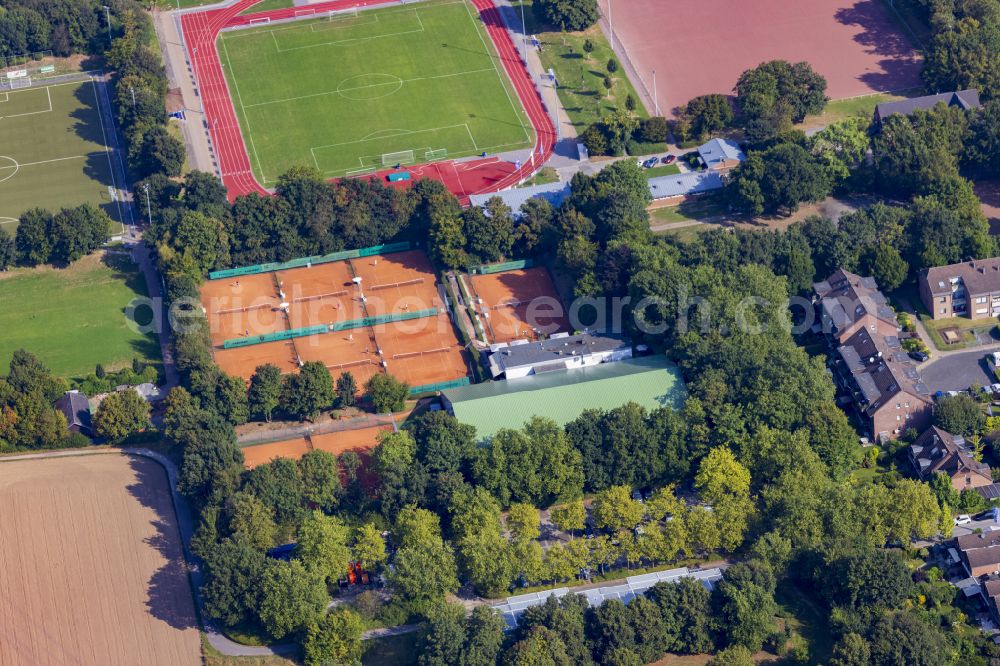 Aerial photograph Meerbusch - Tennis court sports field Tennisverein von 1926 Osterath e.V. on street Kranenburger Strasse in Osterath in the state North Rhine-Westphalia, Germany