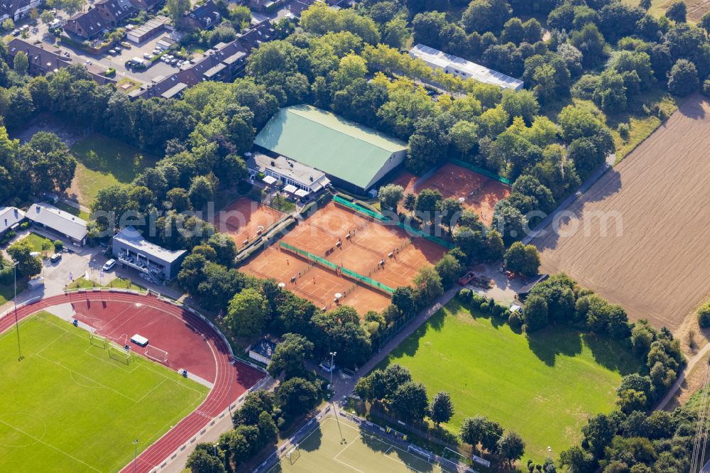 Aerial photograph Meerbusch - Tennis court sports field Tennisverein von 1926 Osterath e.V. on street Kranenburger Strasse in Osterath in the state North Rhine-Westphalia, Germany