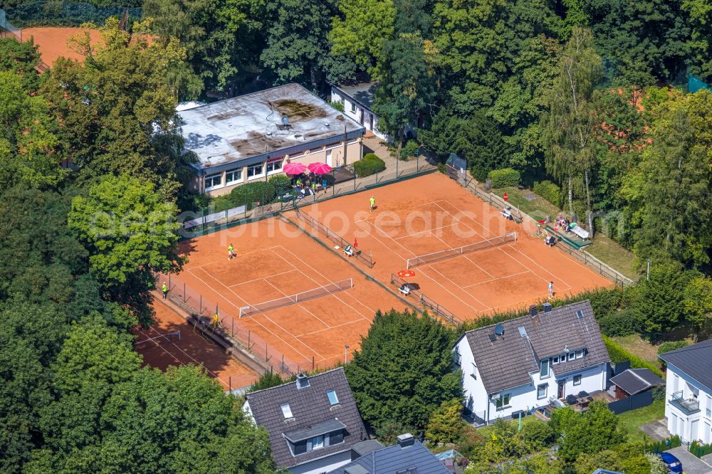 Heiligenhaus from above - Tennis court sports field of the Tennisvereinigung Gruen-Weiss e.V. on street Parkstrasse in Heiligenhaus at Ruhrgebiet in the state North Rhine-Westphalia, Germany