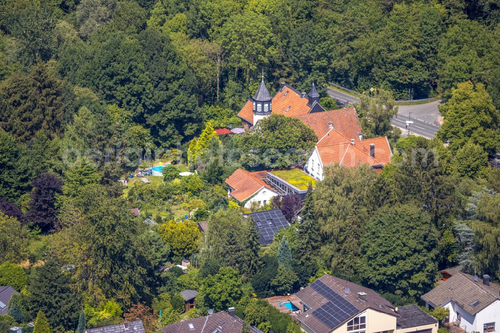 Heiligenhaus from the bird's eye view: Tennis court sports field of the Tennisvereinigung Gruen-Weiss e.V. on street Parkstrasse in Heiligenhaus at Ruhrgebiet in the state North Rhine-Westphalia, Germany