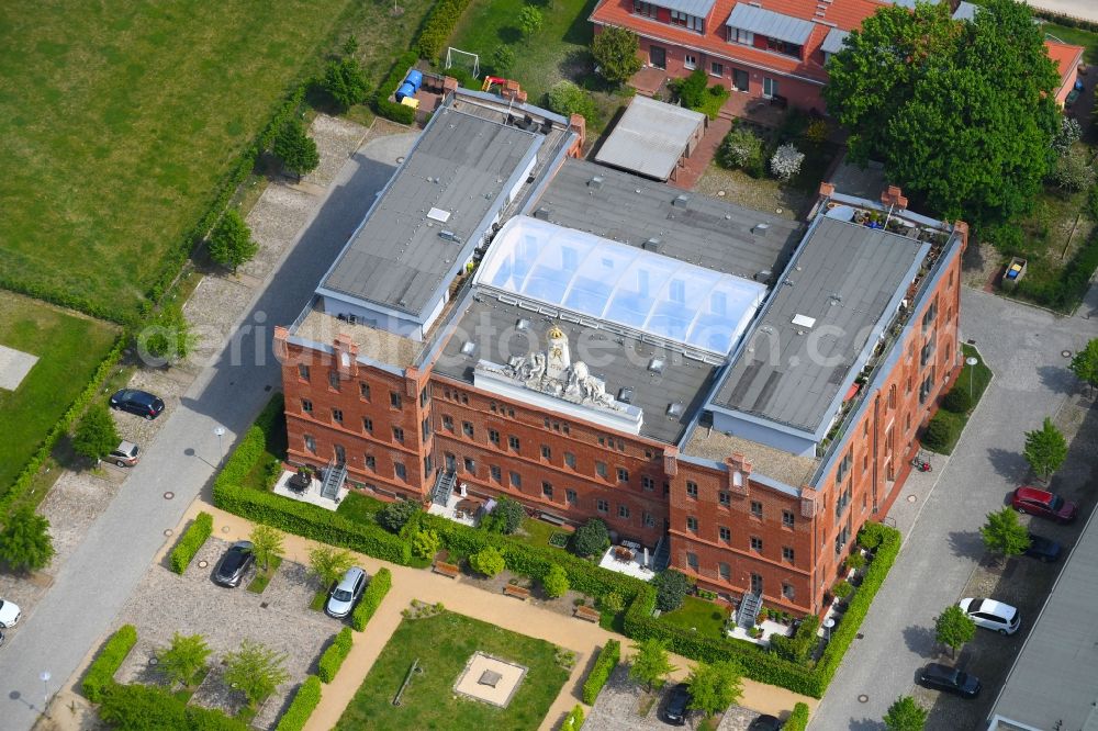 Aerial image Potsdam - Residential building and the Rote Kaserne are now apartments in the Friedrich-Klausing-Street corner Graf-von-Schwerin-Street in the district Noerdliche Vorstaedte in Potsdam in Brandenburg