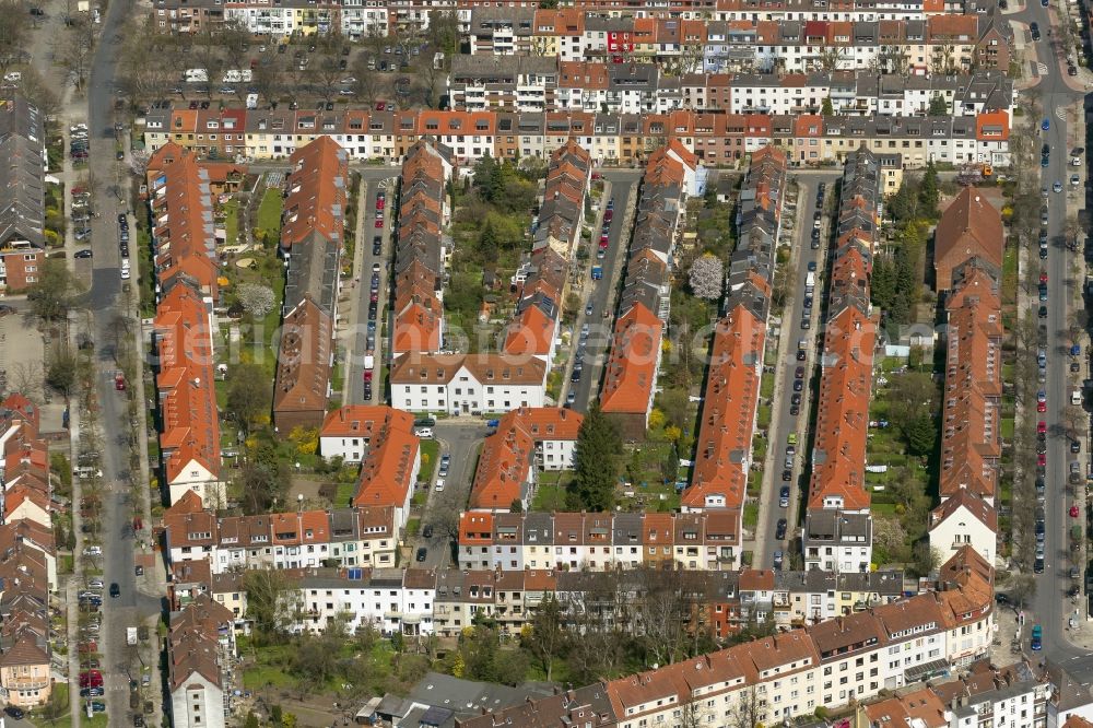 Bremen from the bird's eye view: Structure of red tiled roofs in the homes of multi-family row houses in the residential area of the district of Bremen Findorff