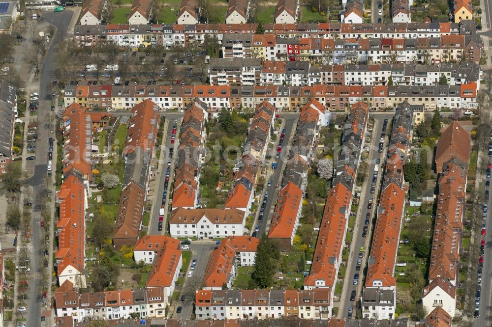 Aerial image Bremen - Structure of red tiled roofs in the homes of multi-family row houses in the residential area of the district of Bremen Findorff