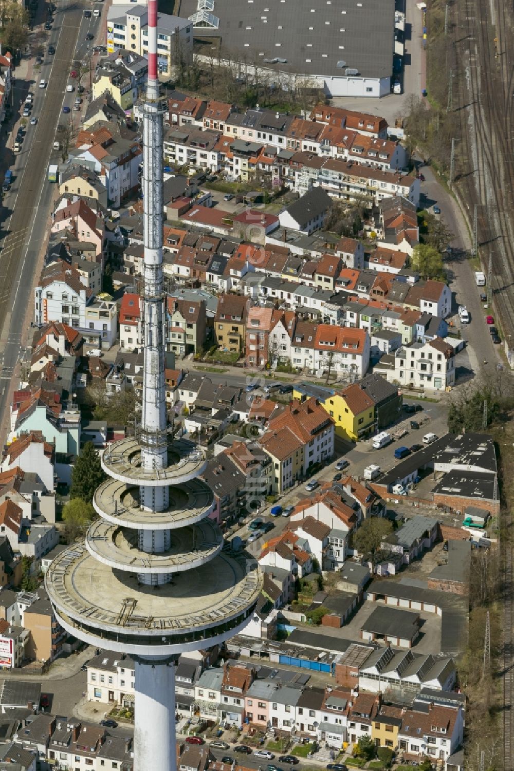 Bremen from above - Structure of red tiled roofs in the homes of multi-family row houses in the residential area of the district of Bremen Findorff