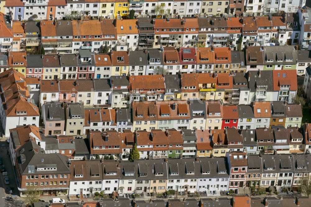 Bremen from the bird's eye view: Structure of red tiled roofs in the homes of multi-family row houses in the residential area of the district of Bremen Findorff