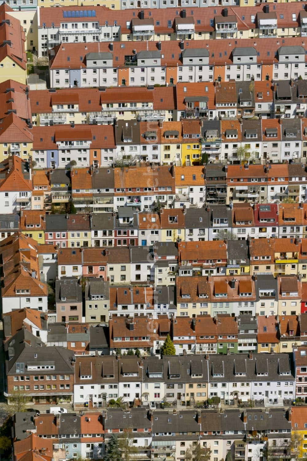 Aerial image Bremen - Structure of red tiled roofs in the homes of multi-family row houses in the residential area of the district of Bremen Findorff