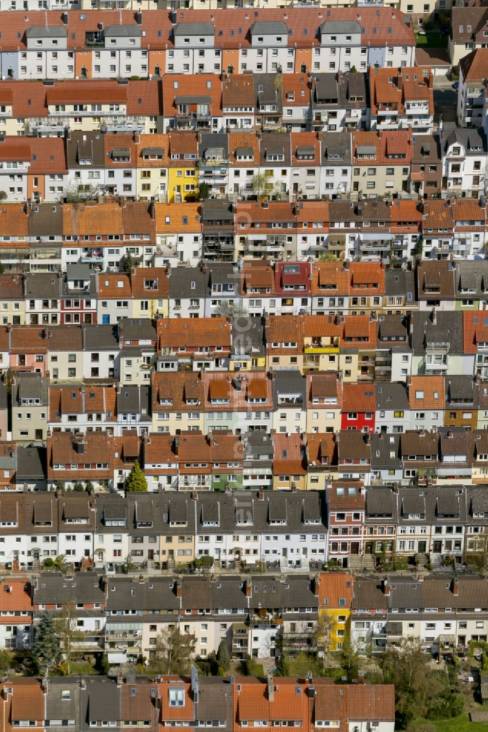 Aerial photograph Bremen - Structure of red tiled roofs in the homes of multi-family row houses in the residential area of the district of Bremen Findorff