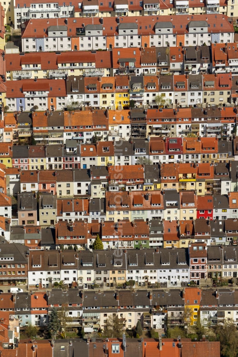 Bremen from the bird's eye view: Structure of red tiled roofs in the homes of multi-family row houses in the residential area of the district of Bremen Findorff