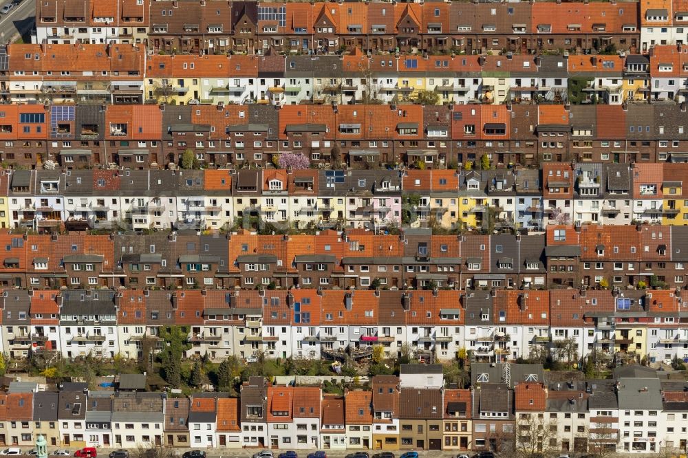 Aerial image Bremen - Structure of red tiled roofs in the homes of multi-family row houses in the residential area of the district of Bremen Findorff