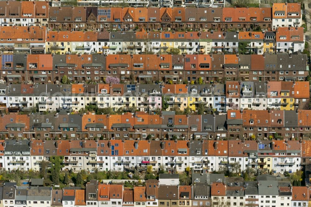 Aerial photograph Bremen - Structure of red tiled roofs in the homes of multi-family row houses in the residential area of the district of Bremen Findorff