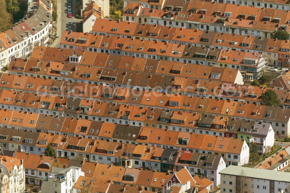 Aerial photograph Bremen - Structure of red tiled roofs in the homes of multi-family row houses in the residential area of the district of Bremen Findorff