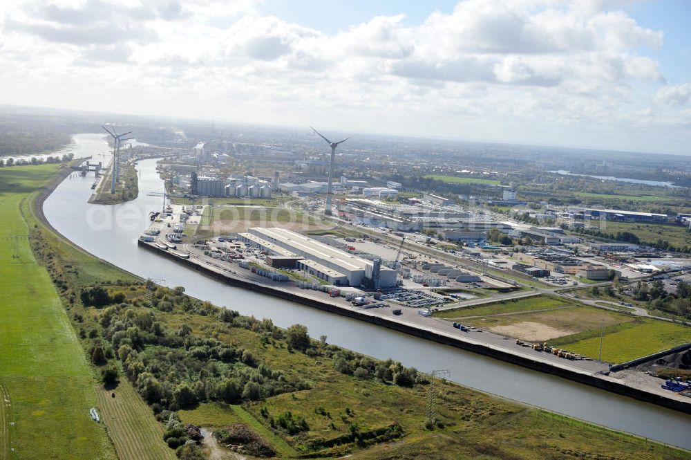 Magdeburg from above - Streckenverlauf Rothenseer Verbindungskanal am Hafen Magdeburg, nahe der Baustelle Niederwasserschleuse Magdeburg, Sachsen-Anhalt. Ein Projekt des WSV, Wasser- und Schifffahrtsverwaltung des Bundes. Course of the Rothensee drop-Canal close by the harbor area Magdeburg, Saxony-Anhalt.