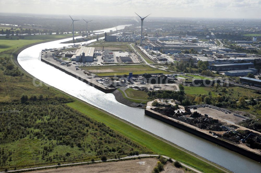 Magdeburg from the bird's eye view: Streckenverlauf Rothenseer Verbindungskanal am Hafen Magdeburg, nahe der Baustelle Niederwasserschleuse Magdeburg, Sachsen-Anhalt. Ein Projekt des WSV, Wasser- und Schifffahrtsverwaltung des Bundes. Course of the Rothensee drop-Canal close by the harbor area Magdeburg, Saxony-Anhalt.