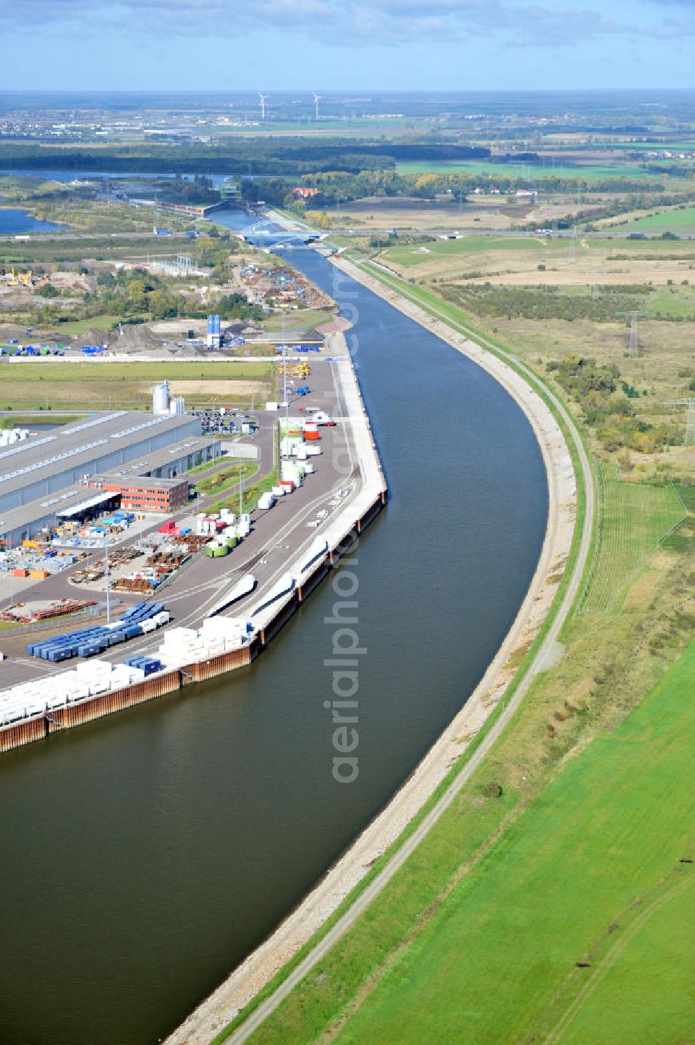 Aerial photograph Magdeburg - Streckenverlauf Rothenseer Verbindungskanal am Hafen Magdeburg, nahe der Baustelle Niederwasserschleuse Magdeburg, Sachsen-Anhalt. Ein Projekt des WSV, Wasser- und Schifffahrtsverwaltung des Bundes. Course of the Rothensee drop-Canal close by the harbor area Magdeburg, Saxony-Anhalt.