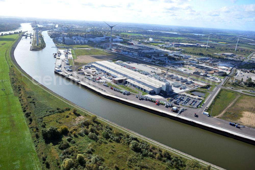 Magdeburg from the bird's eye view: Streckenverlauf Rothenseer Verbindungskanal am Hafen Magdeburg, nahe der Baustelle Niederwasserschleuse Magdeburg, Sachsen-Anhalt. Ein Projekt des WSV, Wasser- und Schifffahrtsverwaltung des Bundes. Course of the Rothensee drop-Canal close by the harbor area Magdeburg, Saxony-Anhalt.