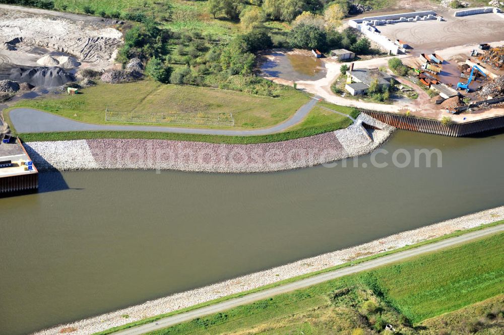 Aerial image Magdeburg - Streckenverlauf Rothenseer Verbindungskanal am Hafen Magdeburg, nahe der Baustelle Niederwasserschleuse Magdeburg, Sachsen-Anhalt. Ein Projekt des WSV, Wasser- und Schifffahrtsverwaltung des Bundes. Course of the Rothensee drop-Canal close by the harbor area Magdeburg, Saxony-Anhalt.