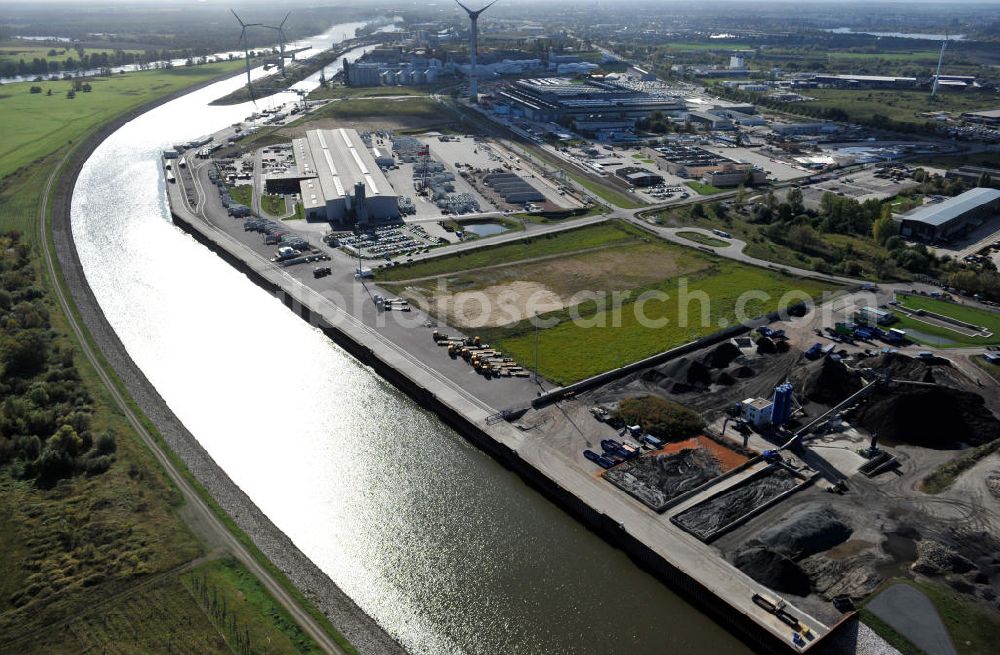 Aerial photograph Magdeburg - Streckenverlauf Rothenseer Verbindungskanal am Hafen Magdeburg, nahe der Baustelle Niederwasserschleuse Magdeburg, Sachsen-Anhalt. Ein Projekt des WSV, Wasser- und Schifffahrtsverwaltung des Bundes. Course of the Rothensee drop-Canal close by the harbor area Magdeburg, Saxony-Anhalt.