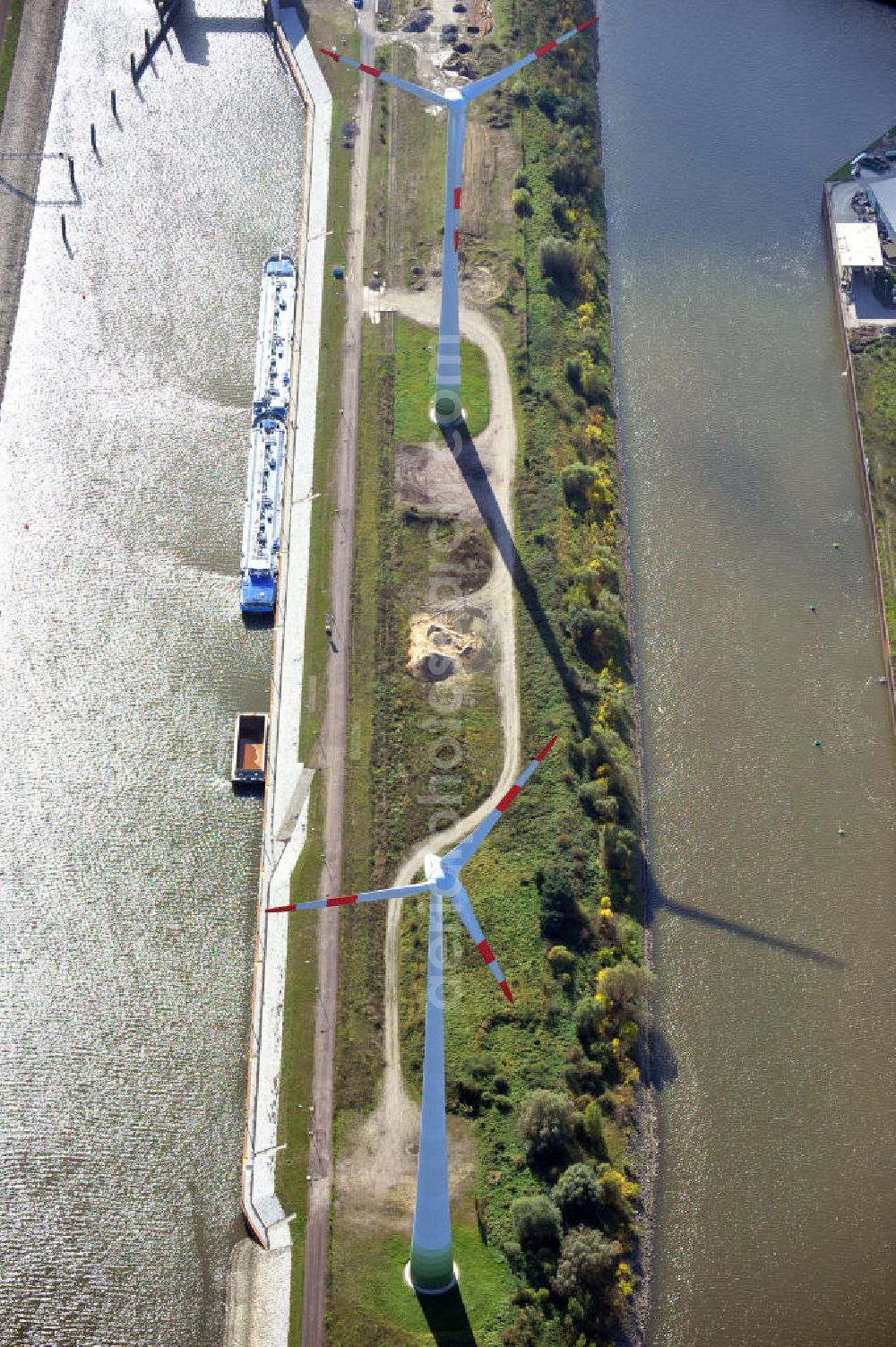 Magdeburg from the bird's eye view: Streckenverlauf Rothenseer Verbindungskanal am Hafen Magdeburg, nahe der Baustelle Niederwasserschleuse Magdeburg, Sachsen-Anhalt. Ein Projekt des WSV, Wasser- und Schifffahrtsverwaltung des Bundes. Course of the Rothensee drop-Canal close by the harbor area Magdeburg, Saxony-Anhalt.