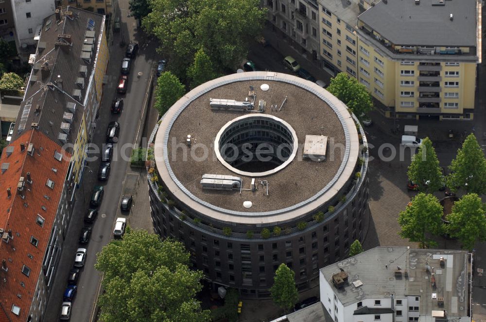 Aerial photograph Köln - Blick auf das Bürogebäude Rotonda am Salierring 32 in unmittelbarer Nähe zum Barbarossaplatz. Die Rotonda ist ein kreisrundes Bürohaus mit einem Business-Club im Erdgeschoss. Der Architekt Till Sattler wurde dafür mit dem Architekturpreis des Bundes Deutscher Architekten, Ortsgruppe Köln, für das Jahr 2000 ausgezeichnet. Kontakt Till Sattler: Tel. +49(0)221 1300381, Email: info@sattler.net