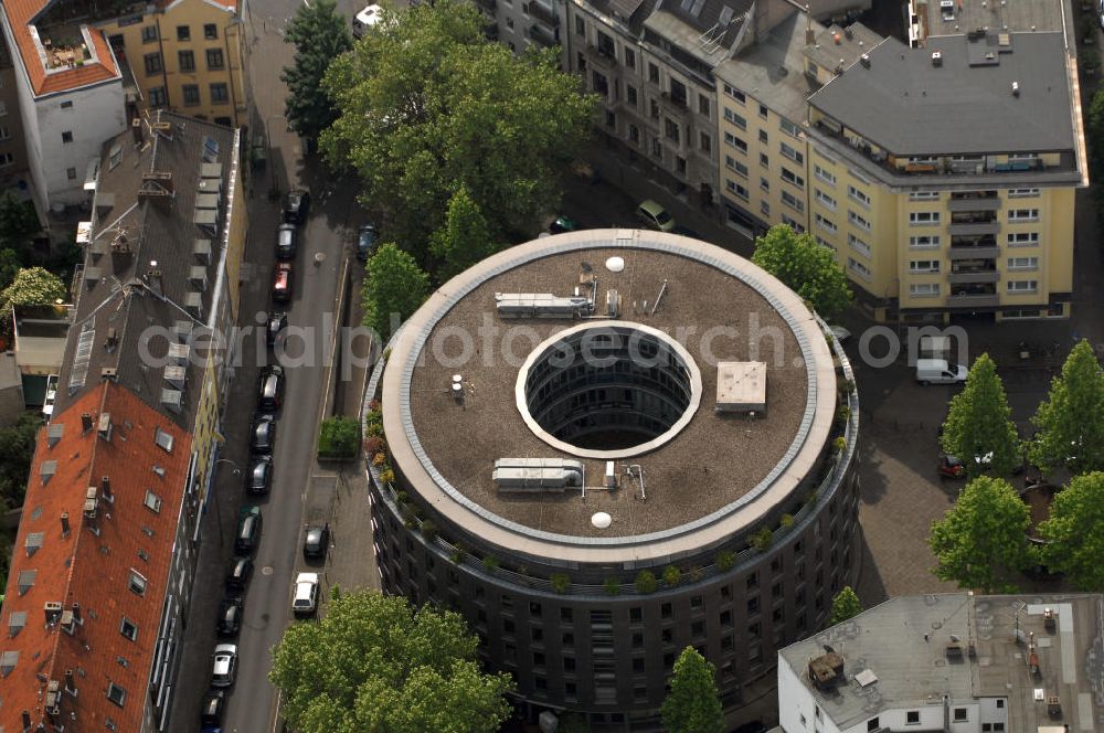 Köln from above - Blick auf das Bürogebäude Rotonda am Salierring 32 in unmittelbarer Nähe zum Barbarossaplatz. Die Rotonda ist ein kreisrundes Bürohaus mit einem Business-Club im Erdgeschoss. Der Architekt Till Sattler wurde dafür mit dem Architekturpreis des Bundes Deutscher Architekten, Ortsgruppe Köln, für das Jahr 2000 ausgezeichnet. Kontakt Till Sattler: Tel. +49(0)221 1300381, Email: info@sattler.net