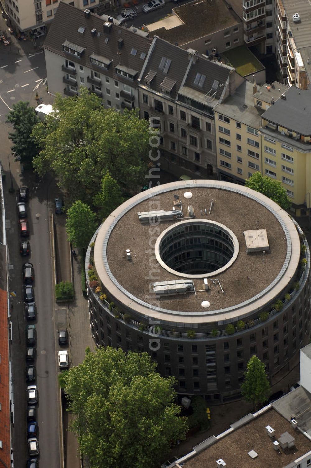 Köln from the bird's eye view: Blick auf das Bürogebäude Rotonda am Salierring 32 in unmittelbarer Nähe zum Barbarossaplatz. Die Rotonda ist ein kreisrundes Bürohaus mit einem Business-Club im Erdgeschoss. Der Architekt Till Sattler wurde dafür mit dem Architekturpreis des Bundes Deutscher Architekten, Ortsgruppe Köln, für das Jahr 2000 ausgezeichnet. Kontakt Till Sattler: Tel. +49(0)221 1300381, Email: info@sattler.net