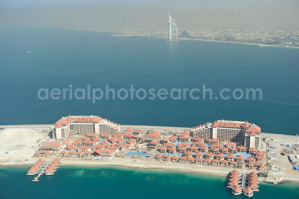 Aerial photograph DUBAI / DUBAYY - Blick auf das Royal Amwaj - Spa & Resort Hotel and Residences, einem Hotel- und Freizeitkomplex auf „The Palm, Jumeirah“ einer künstlich aufgeschütteten, palmenförmigen Insel am Persischen Golf. View of Royal Amwaj - Spa & Resort Hotel and Residences is a hotel and leisure complex on The Palm, Jumeirah a palm-shaped island in the Persian Gulf.