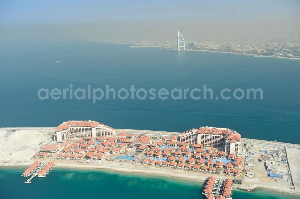 DUBAI / DUBAYY from above - Blick auf das Royal Amwaj - Spa & Resort Hotel and Residences, einem Hotel- und Freizeitkomplex auf „The Palm, Jumeirah“ einer künstlich aufgeschütteten, palmenförmigen Insel am Persischen Golf. View of Royal Amwaj - Spa & Resort Hotel and Residences is a hotel and leisure complex on The Palm, Jumeirah a palm-shaped island in the Persian Gulf.