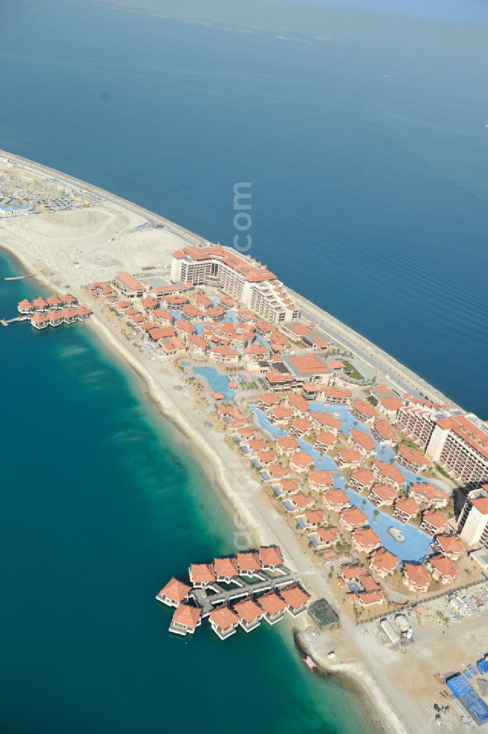 Aerial image DUBAI / DUBAYY - Blick auf das Royal Amwaj - Spa & Resort Hotel and Residences, einem Hotel- und Freizeitkomplex auf „The Palm, Jumeirah“ einer künstlich aufgeschütteten, palmenförmigen Insel am Persischen Golf. View of Royal Amwaj - Spa & Resort Hotel and Residences is a hotel and leisure complex on The Palm, Jumeirah a palm-shaped island in the Persian Gulf.