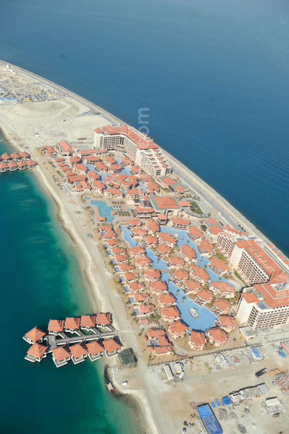 Aerial photograph DUBAI / DUBAYY - Blick auf das Royal Amwaj - Spa & Resort Hotel and Residences, einem Hotel- und Freizeitkomplex auf „The Palm, Jumeirah“ einer künstlich aufgeschütteten, palmenförmigen Insel am Persischen Golf. View of Royal Amwaj - Spa & Resort Hotel and Residences is a hotel and leisure complex on The Palm, Jumeirah a palm-shaped island in the Persian Gulf.