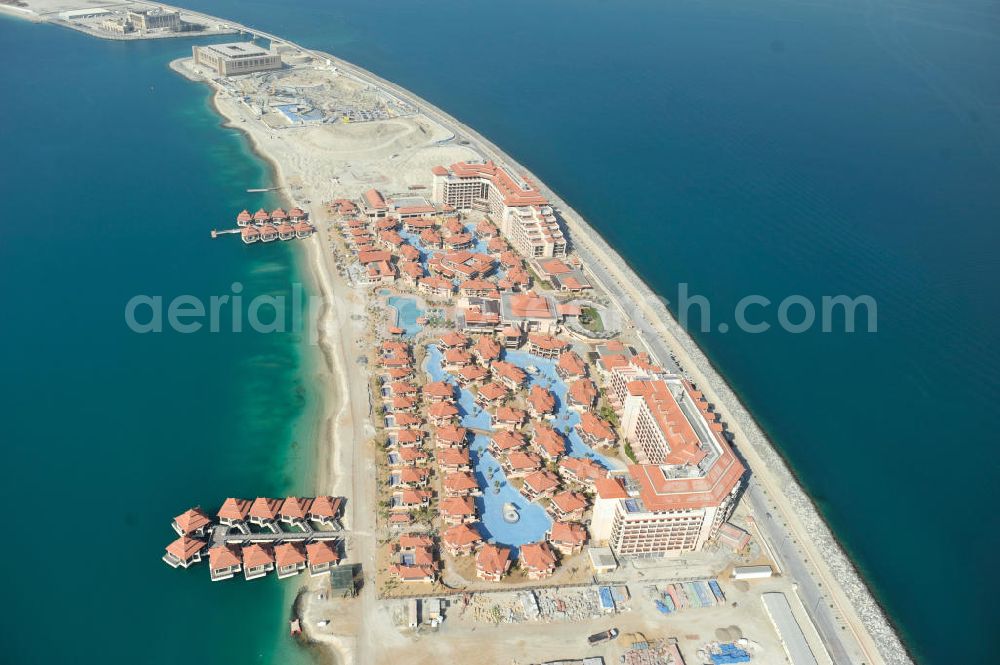 DUBAI / DUBAYY from above - Blick auf das Royal Amwaj - Spa & Resort Hotel and Residences, einem Hotel- und Freizeitkomplex auf „The Palm, Jumeirah“ einer künstlich aufgeschütteten, palmenförmigen Insel am Persischen Golf. View of Royal Amwaj - Spa & Resort Hotel and Residences is a hotel and leisure complex on The Palm, Jumeirah a palm-shaped island in the Persian Gulf.