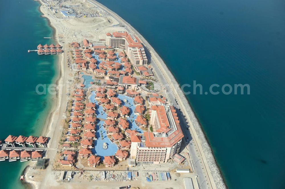 DUBAI / DUBAYY from the bird's eye view: Blick auf das Royal Amwaj - Spa & Resort Hotel and Residences, einem Hotel- und Freizeitkomplex auf „The Palm, Jumeirah“ einer künstlich aufgeschütteten, palmenförmigen Insel am Persischen Golf. View of Royal Amwaj - Spa & Resort Hotel and Residences is a hotel and leisure complex on The Palm, Jumeirah a palm-shaped island in the Persian Gulf.