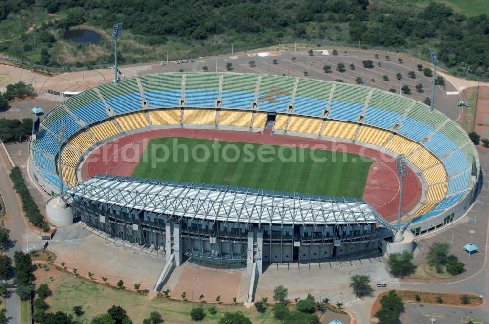 Rustenburg from above - Das Royal-Bafokeng-Stadion (auch Royal Bafokeng Sports Palace) ist ein Sportstadion in Phokeng bei Rustenburg, in der Nordwest Provinz von Südafrika. Das Stadion wurde nach dem Stamm der Royal Bafokeng Nation benannt, in dessen Besitz es sich befindet. Es wurde speziell für die Fußball-Welttmeisterschaft gebaut. View of the Royal Bafokeng Stadium in Rustenburg in the North West Province South Africa for the FIFA World Cup 2010.